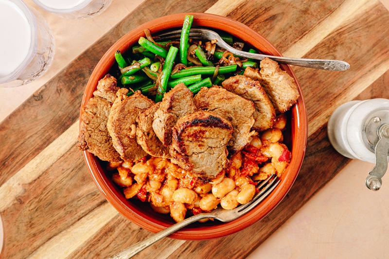 Lean Pork with Roasted Pepper & Butterbean Pesto Salad